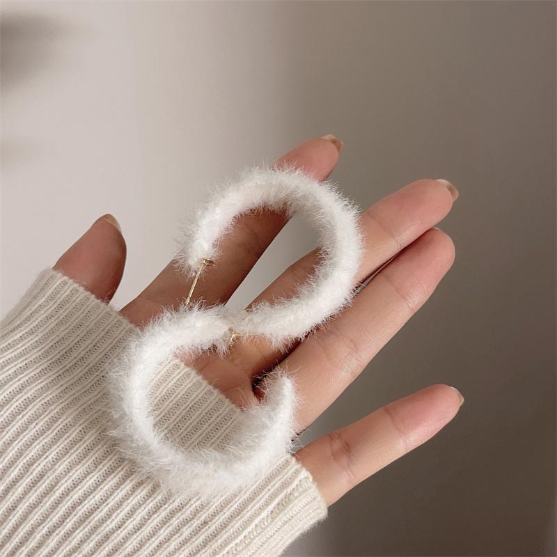 Plush Hoop Earrings for Women Furry White Round Hoop Geometric Statement Earrings Jewelry for Wedding Party Winter Jewelry белый
Plush Hoop Earrings for Women Furry White Round Hoop Geometric Statement Earrings Jewelry for Wedding Party Winter Jewelry белый