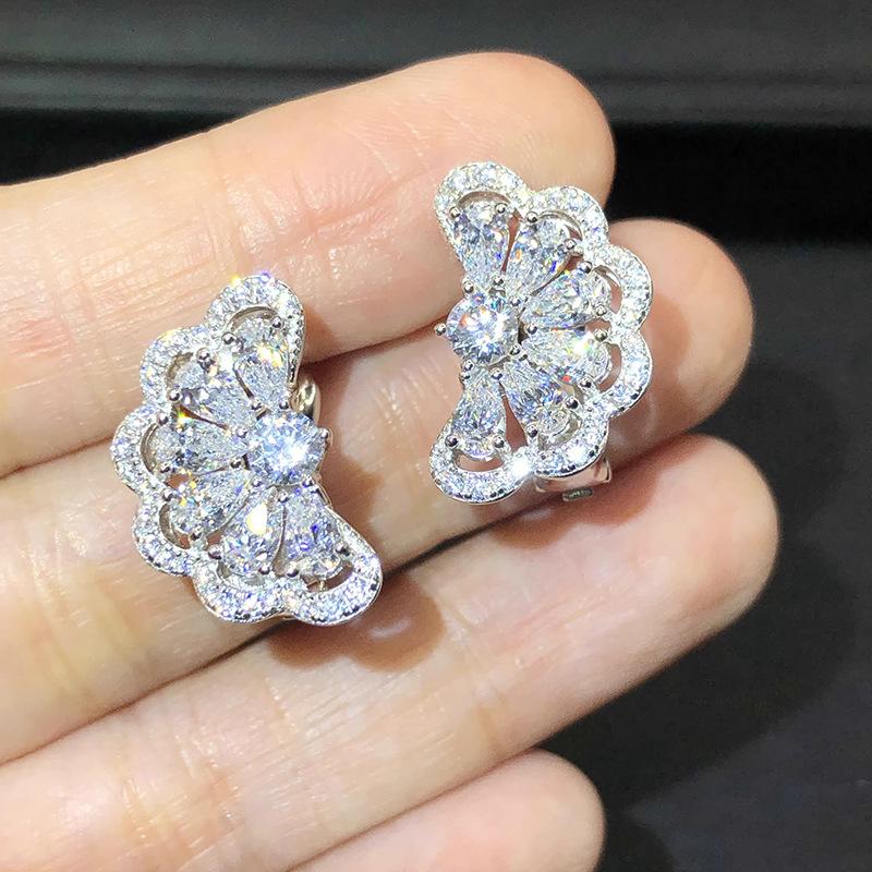 Серьги-пусеты в виде цветка с каплей воды для женщин, элегантный темперамент леди, сочетающиеся, изысканный стиль в стиле маленькой феи
Серьги-пусеты в виде цветка с каплей воды для женщин, элегантный темперамент леди, сочетающиеся, изысканный стиль в стиле маленькой феи