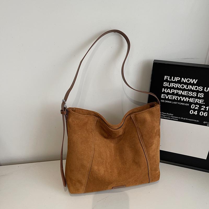 Winter Vintage Suede Commuting Shoulder Bag New Fashi Crossbody Bag for Women Comfortable and Versatile Texture Storage Bags коричневый
Winter Vintage Suede Commuting Shoulder Bag New Fashi Crossbody Bag for Women Comfortable and Versatile Texture Storage Bags коричневый