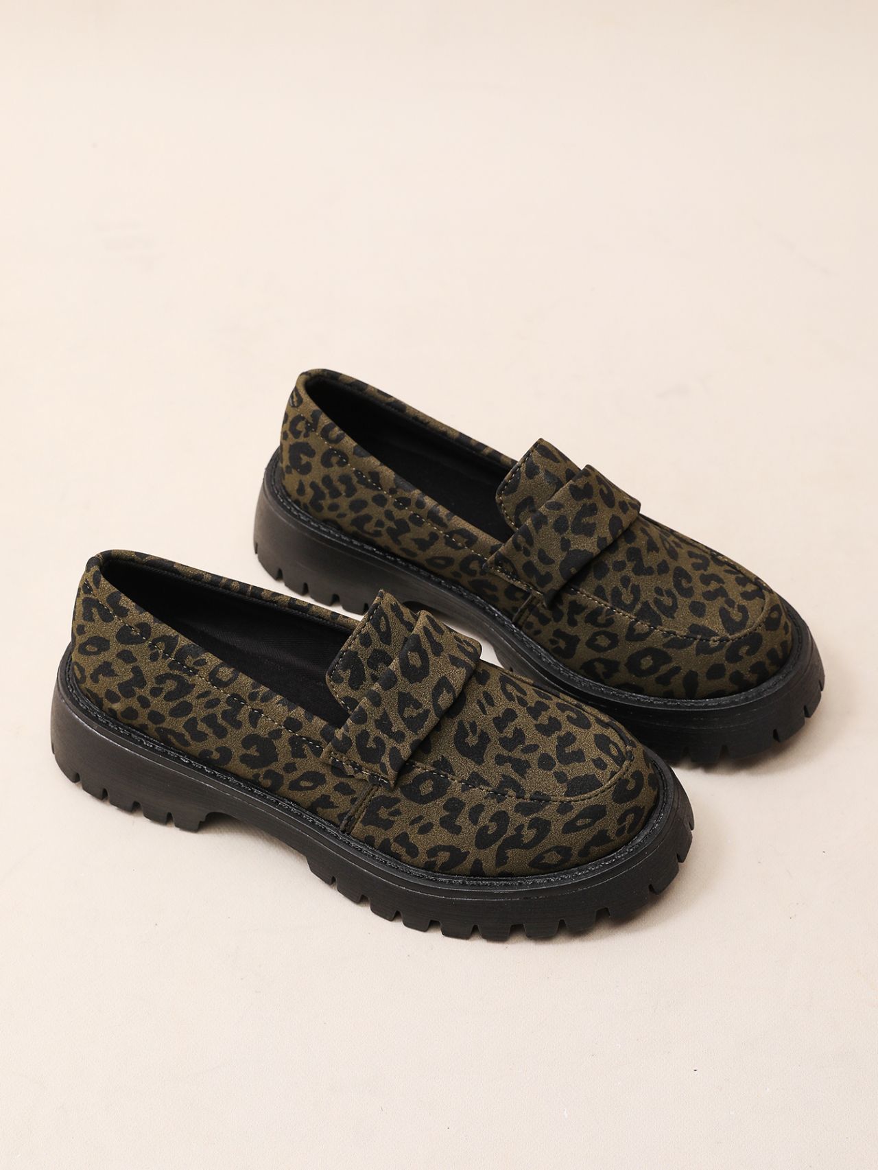 2025 autumn foreign trade large size loafers platform single shoes leopard print British style temperament versatile one-pedal small leather shoes 35 зелёный
2025 autumn foreign trade large size loafers platform single shoes leopard print British style temperament versatile one-pedal small leather shoes 35 зелёный
