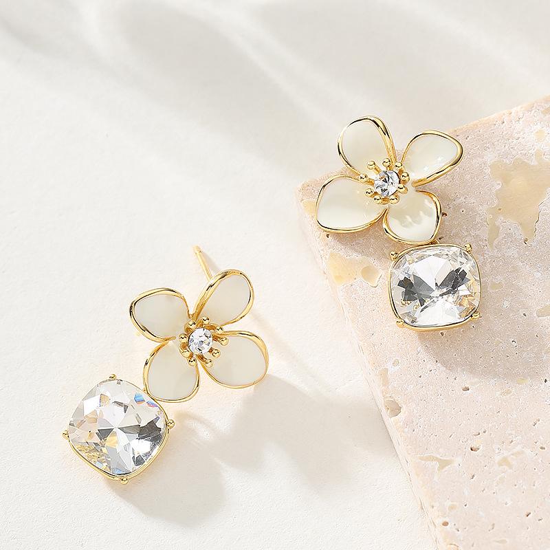 French light luxury simple small fresh enamel drop glaze diamond flower earrings exquisite noble senior commuter earrings
French light luxury simple small fresh enamel drop glaze diamond flower earrings exquisite noble senior commuter earrings