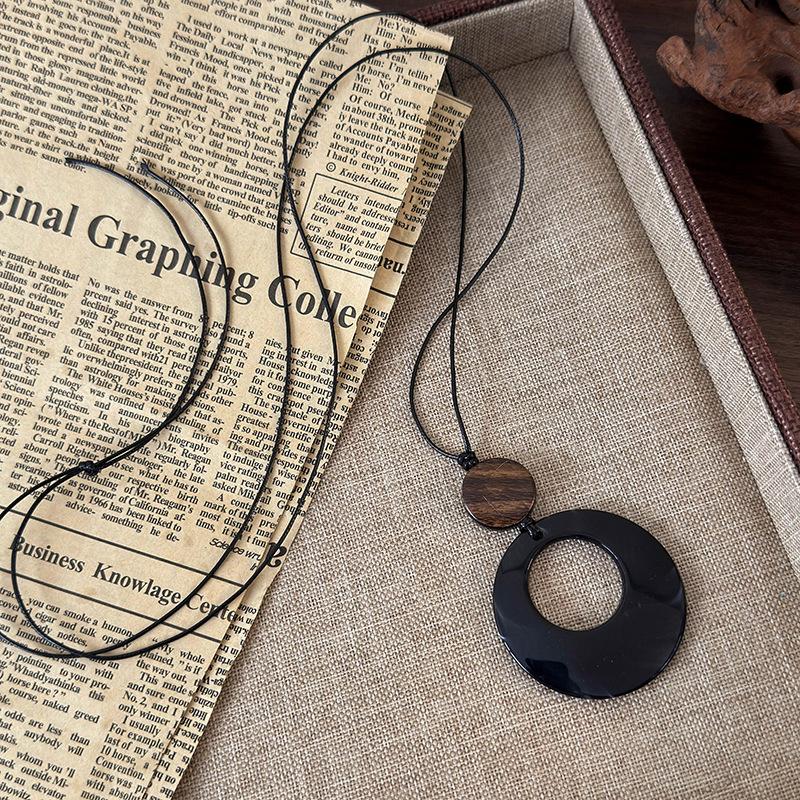 Чорне мотузкове кільце, кулон, довге намисто, новий ланцюжок светра в китайському стилі в етнічному стилі, маленький простий ланцюжок з капюшоном, аксесуари
Чорне мотузкове кільце, кулон, довге намисто, новий ланцюжок светра в китайському стилі в етнічному стилі, маленький простий ланцюжок з капюшоном, аксесуари