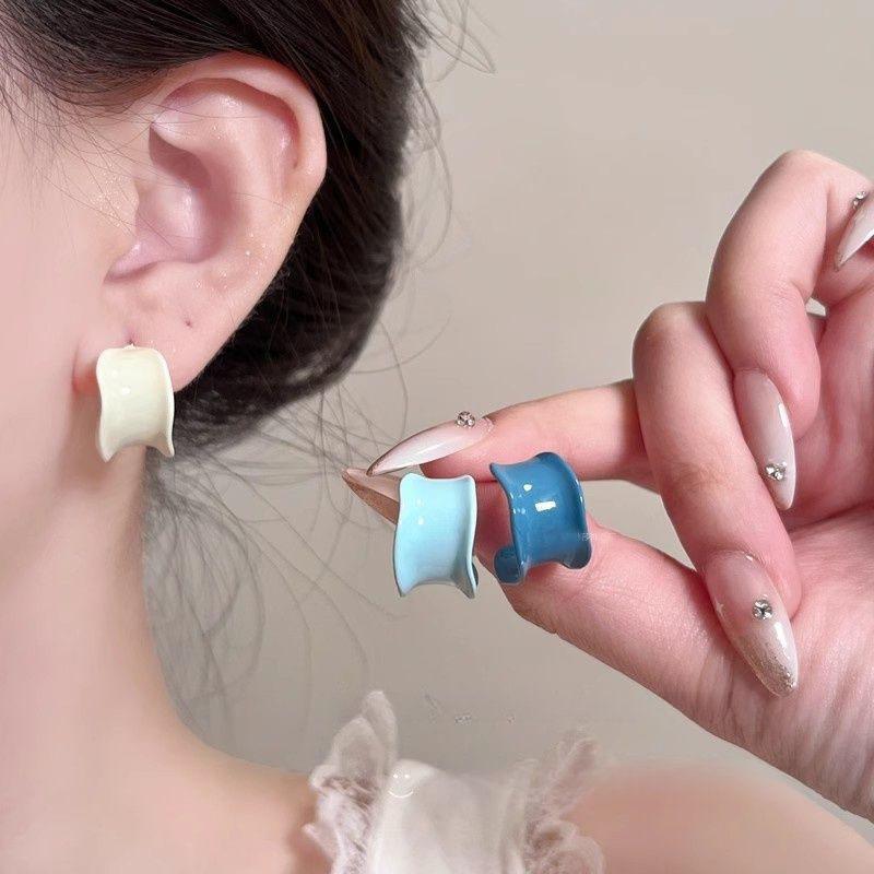Stylish and simple oil-dripping C-shaped earrings, high-end versatile design earrings, niche light luxury temperament earrings, women
Stylish and simple oil-dripping C-shaped earrings, high-end versatile design earrings, niche light luxury temperament earrings, women