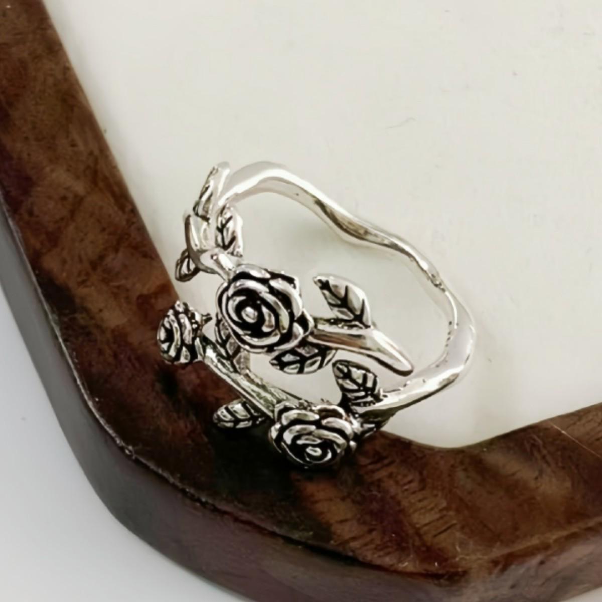 Retro Forest Rose Thorn Ring - Fresh, Sweet, Versatile Design for Women
Retro Forest Rose Thorn Ring - Fresh, Sweet, Versatile Design for Women