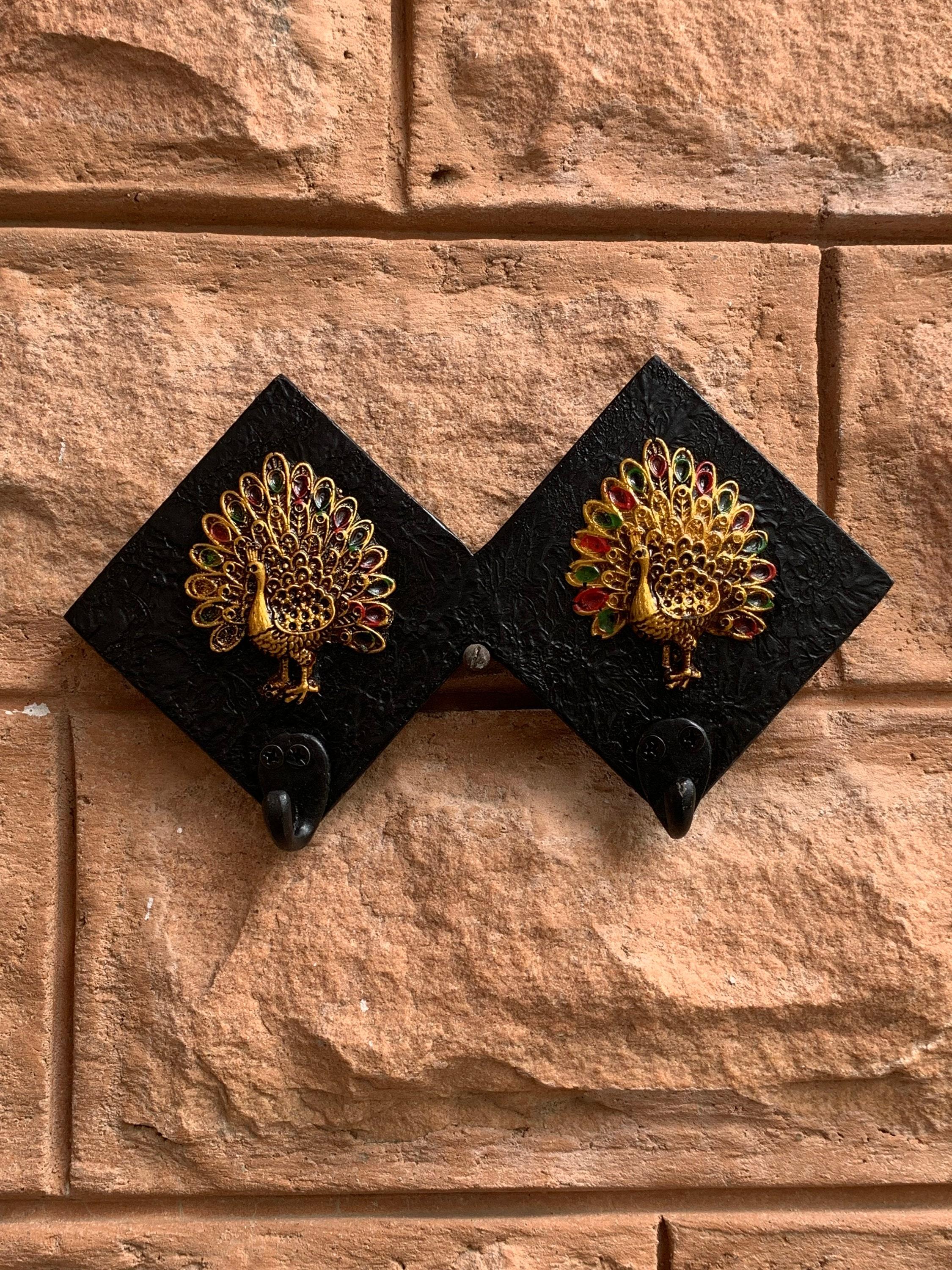 Hand Painted Wooden Peacock Wall Hooks: Black & White Decor 18” X 9” X 24” (l x w x h) різнокольоровий
Hand Painted Wooden Peacock Wall Hooks: Black & White Decor 18” X 9” X 24” (l x w x h) різнокольоровий