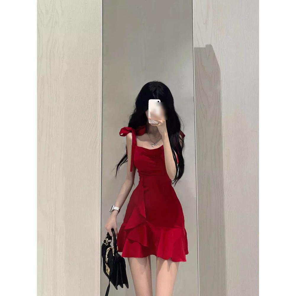 Elegant Red Spaghetti Strap Dress: New Spring Design with Niche Style, Waist Slimming, and Short Hem M (suggested for 45-50kg) червоний
Elegant Red Spaghetti Strap Dress: New Spring Design with Niche Style, Waist Slimming, and Short Hem M (suggested for 45-50kg) червоний