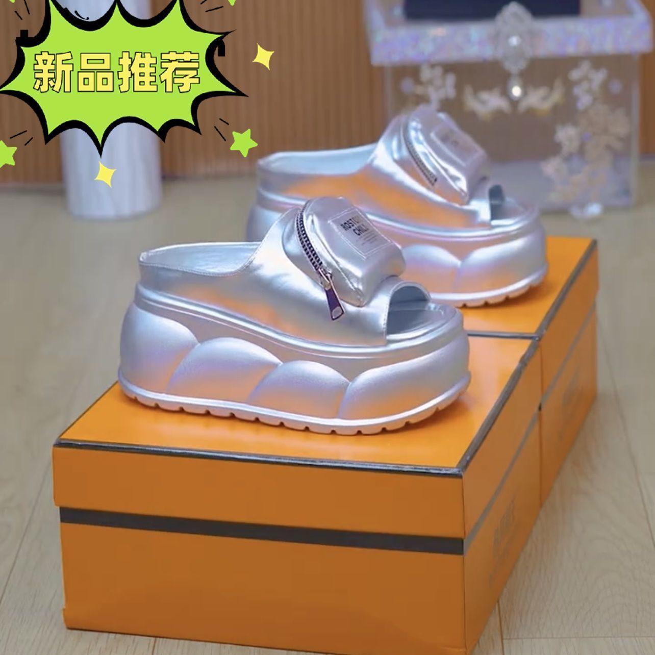 Fashion 8Cm muffin thick-bottomed fashionable small schoolbag sandals women s 2025 summer new height-increasing and thin slippers 40 серебряный
Fashion 8Cm muffin thick-bottomed fashionable small schoolbag sandals women s 2025 summer new height-increasing and thin slippers 40 серебряный