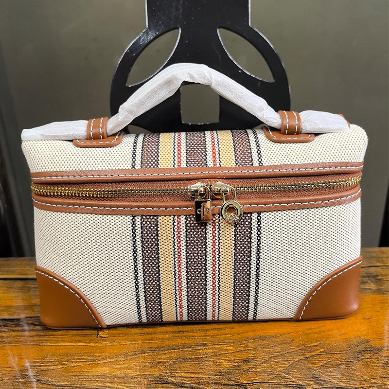 Женская осенне-зимняя сумка кроссбоди из коровьей кожи и полосатой парусины - Сумочка-квадрат в стиле Джиджи Blank Hardware Regular Packaging
Женская осенне-зимняя сумка кроссбоди из коровьей кожи и полосатой парусины - Сумочка-квадрат в стиле Джиджи Blank Hardware Regular Packaging