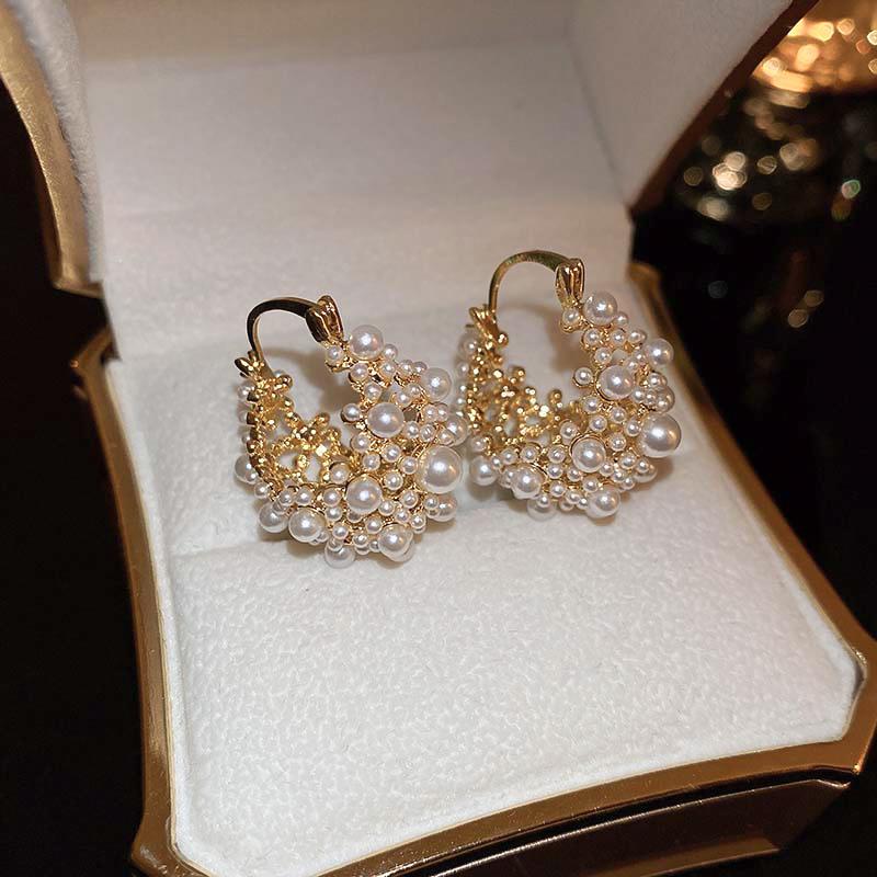 Pearl U-shaped hollow ear buckles, French elegant temperament earrings, fashionable versatile light luxury earrings
Pearl U-shaped hollow ear buckles, French elegant temperament earrings, fashionable versatile light luxury earrings
