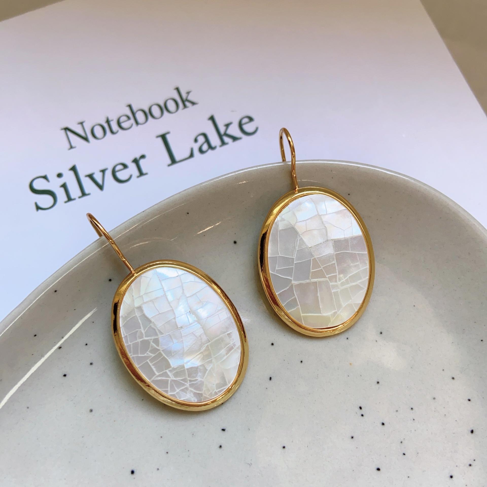 High End French Retro Shell Earrings, Women s Geometric Oval Temperament, Niche and Cold Style, Exaggerated Earrings, Light Luxury
High End French Retro Shell Earrings, Women s Geometric Oval Temperament, Niche and Cold Style, Exaggerated Earrings, Light Luxury
