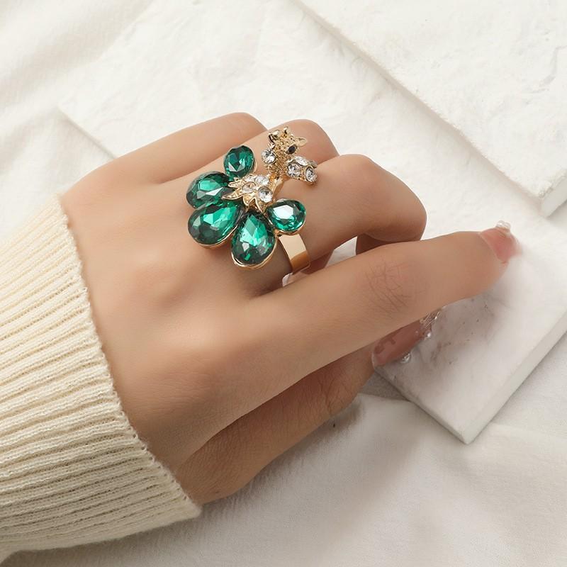 New Indian style exquisite creative water diamond glass peacock exaggerated three-dimensional living mouth ring Adjustable opening зелений
New Indian style exquisite creative water diamond glass peacock exaggerated three-dimensional living mouth ring Adjustable opening зелений
