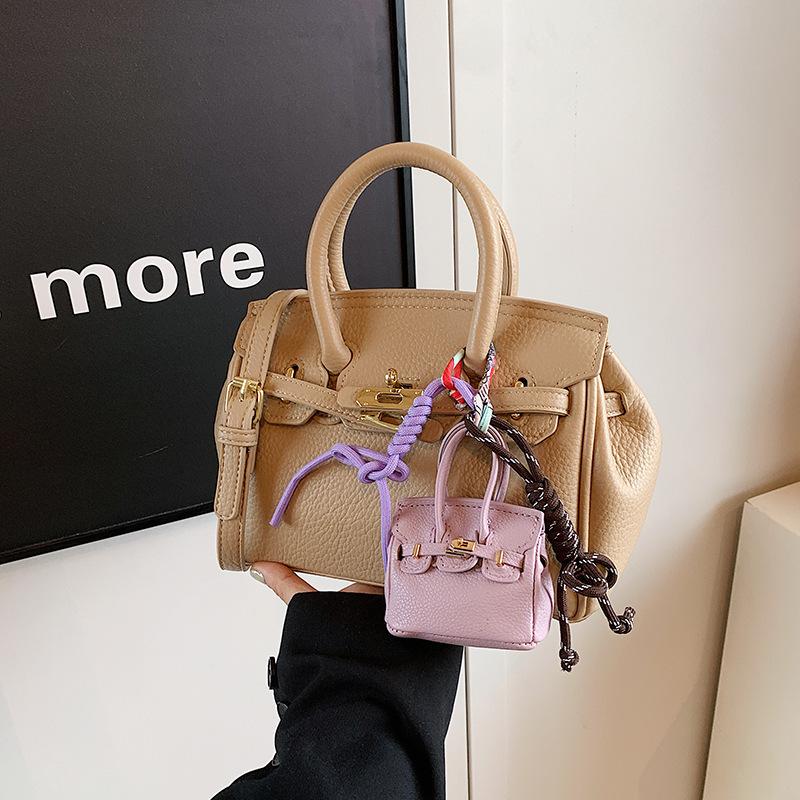 Преміальна легка розкішна портативна платинова сумка жіноча нішева дизайнерська жіноча сумка 2025 осінь та зима нова трендова сумка через плече
Преміальна легка розкішна портативна платинова сумка жіноча нішева дизайнерська жіноча сумка 2025 осінь та зима нова трендова сумка через плече