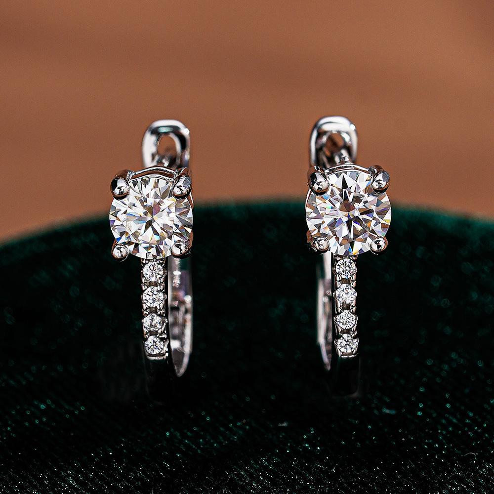 925 Sterling Silver Round Cut D Color VVS1 Moissanite Hoop Earrings with Micro Paved Stones Luxury Fine Jewelry for Women Gift серебряный
925 Sterling Silver Round Cut D Color VVS1 Moissanite Hoop Earrings with Micro Paved Stones Luxury Fine Jewelry for Women Gift серебряный