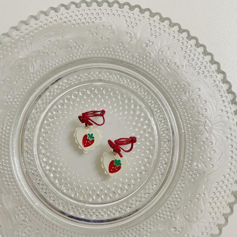 Summer love strawberry earrings, new trendy bow earrings, women s earclips, no ear piercings, temperament studs.
Summer love strawberry earrings, new trendy bow earrings, women s earclips, no ear piercings, temperament studs.