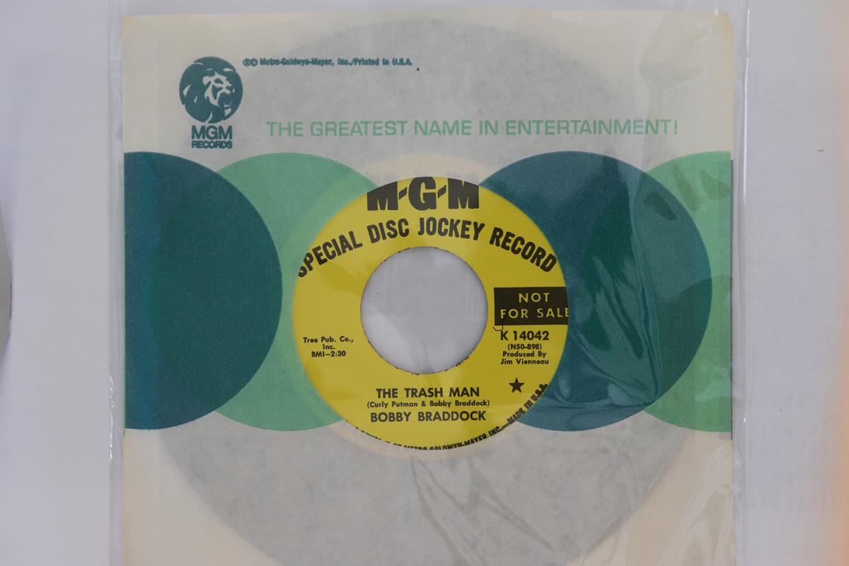 7inch Record BOBBY BRADDOCK - The Trash Man / Every Man s A King K14042 MGM Records 1969 US Folk Used
7inch Record BOBBY BRADDOCK - The Trash Man / Every Man s A King K14042 MGM Records 1969 US Folk Used