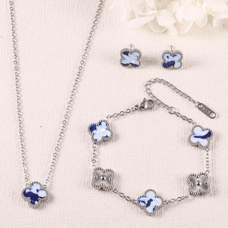 Four-leaf Clover Three-piece Set Bracelet Necklace and Earrings Colorfast Luxurious and Fashionable 18k
Four-leaf Clover Three-piece Set Bracelet Necklace and Earrings Colorfast Luxurious and Fashionable 18k