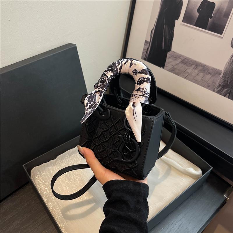 Women s bag 2025 new heavy industry embroidery mini Princess Diana bag high-end fashion versatile silk scarf handbag 12*8*12 чорний
Women s bag 2025 new heavy industry embroidery mini Princess Diana bag high-end fashion versatile silk scarf handbag 12*8*12 чорний