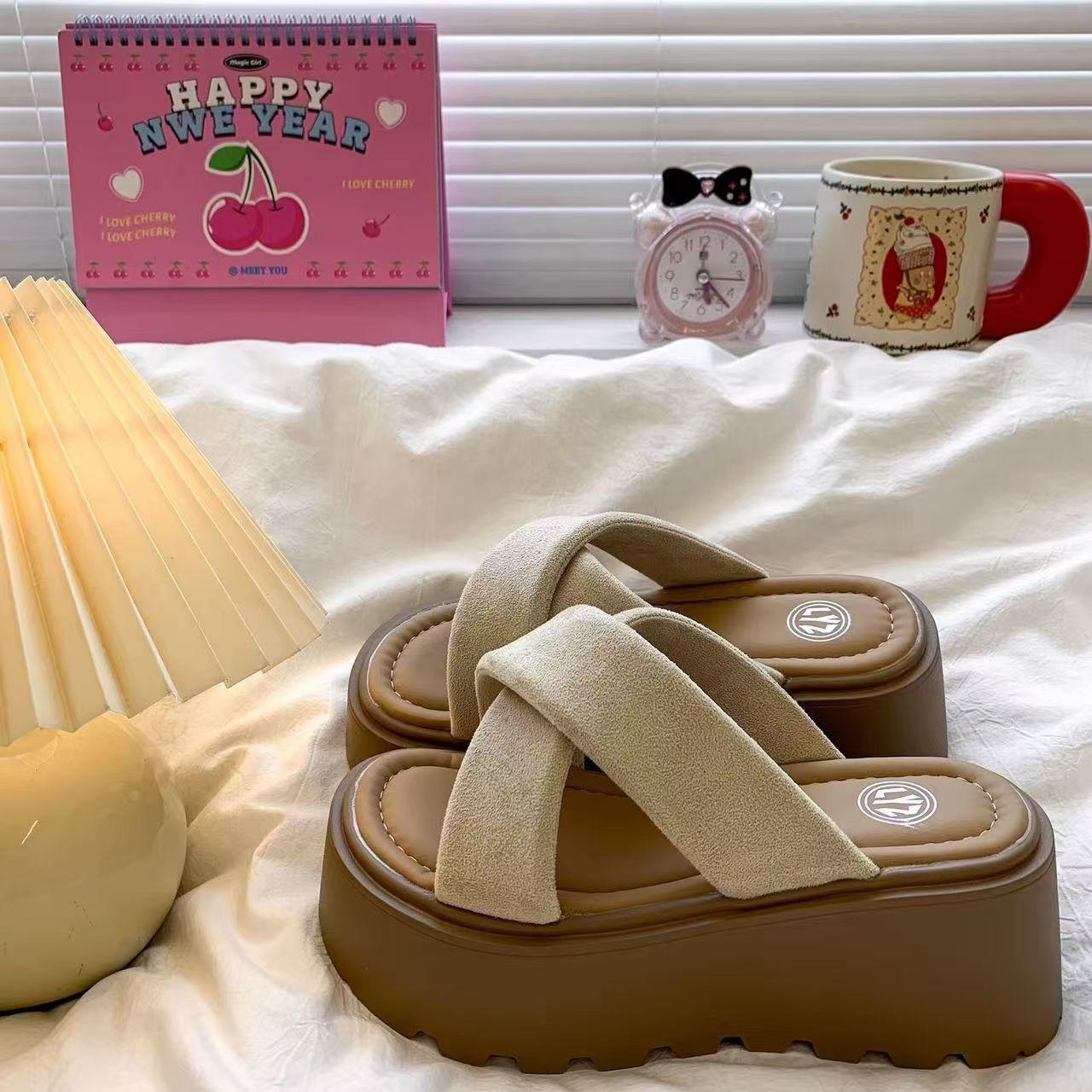 Wear height increase, light and thin, versatile word muffin slippers sandals women s thick-soled sandals women s summer 2025 new models 40
Wear height increase, light and thin, versatile word muffin slippers sandals women s thick-soled sandals women s summer 2025 new models 40