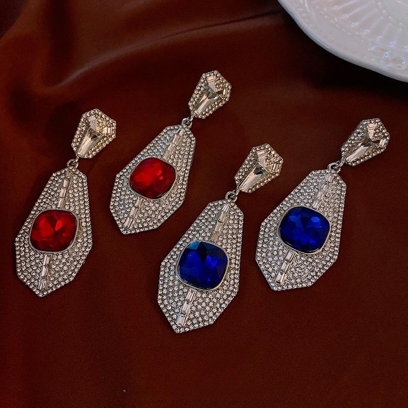 Квадратные серьги ретро легкие роскошные серьги модные темпераментные серьги красный
Квадратные серьги ретро легкие роскошные серьги модные темпераментные серьги красный