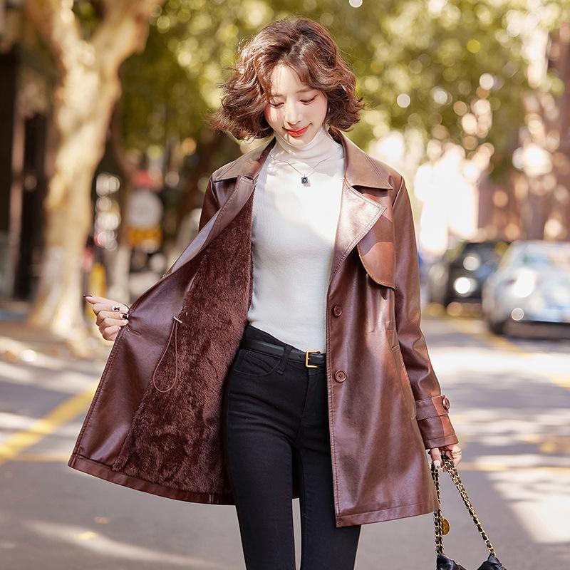 Женская кожаная куртка средней длины с флисовой подкладкой и воротником из лисьего меха, новая осенне-зимняя, приталенная 2XL
Женская кожаная куртка средней длины с флисовой подкладкой и воротником из лисьего меха, новая осенне-зимняя, приталенная 2XL