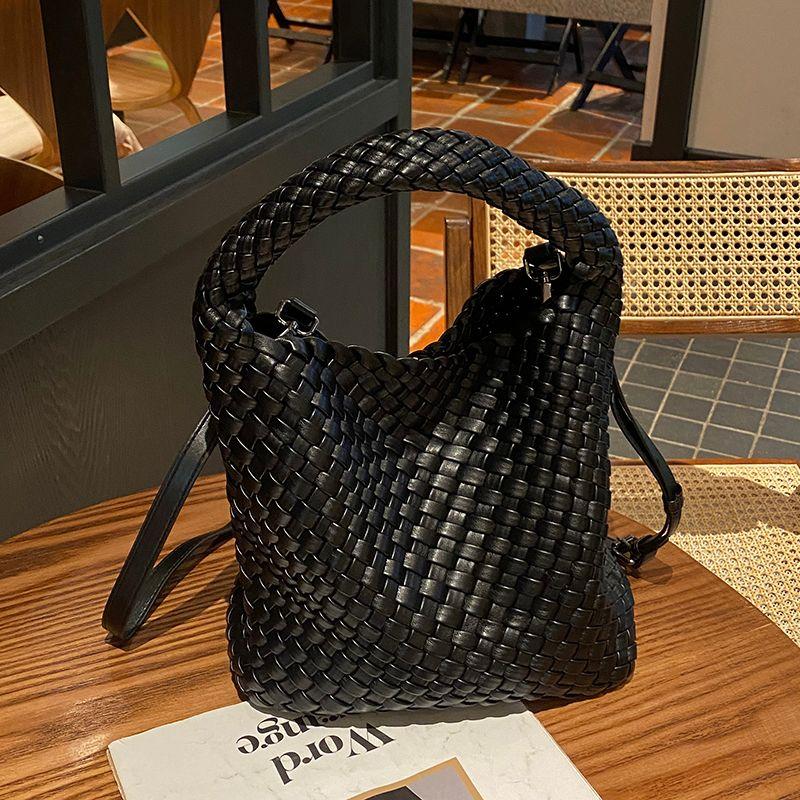 Дизайн для особых интересов Натуральная кожа Ручная работа На плечо Минималистичная плетеная сумка Black small size
Дизайн для особых интересов Натуральная кожа Ручная работа На плечо Минималистичная плетеная сумка Black small size