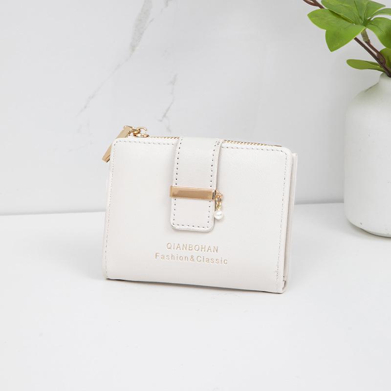 Женский однотонный короткий кошелек с жемчужной подвеской и застежкой-молнией 11.5x2x9 белый
Женский однотонный короткий кошелек с жемчужной подвеской и застежкой-молнией 11.5x2x9 белый