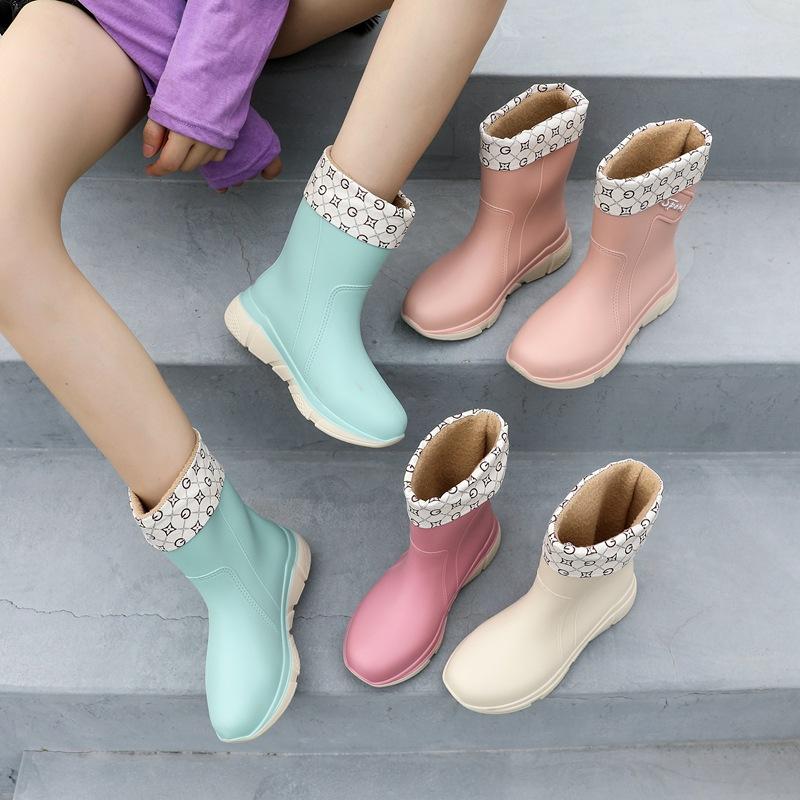 Stylish and simple medium rain boots women s waterproof and non-slip water boots wear-resistant rain shoes kitchen work sleeve women s shoes 36 світло-зелений колір
Stylish and simple medium rain boots women s waterproof and non-slip water boots wear-resistant rain shoes kitchen work sleeve women s shoes 36 світло-зелений колір
