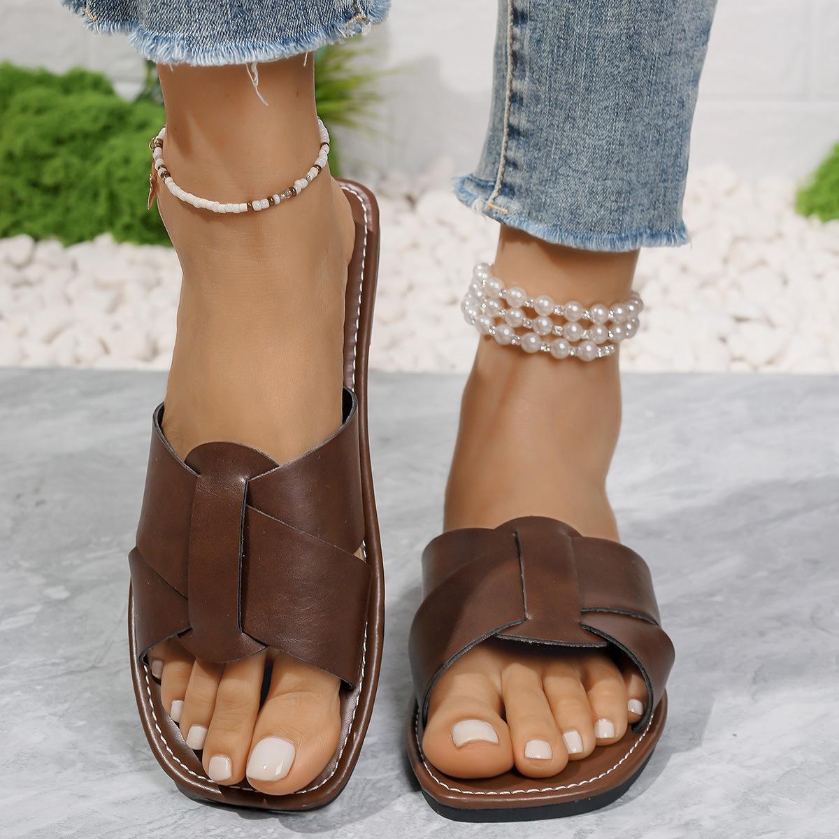 Female shoes slippers women wear flat bottom fashion soft leather versatile fashion cool slippers 36 чорний
Female shoes slippers women wear flat bottom fashion soft leather versatile fashion cool slippers 36 чорний