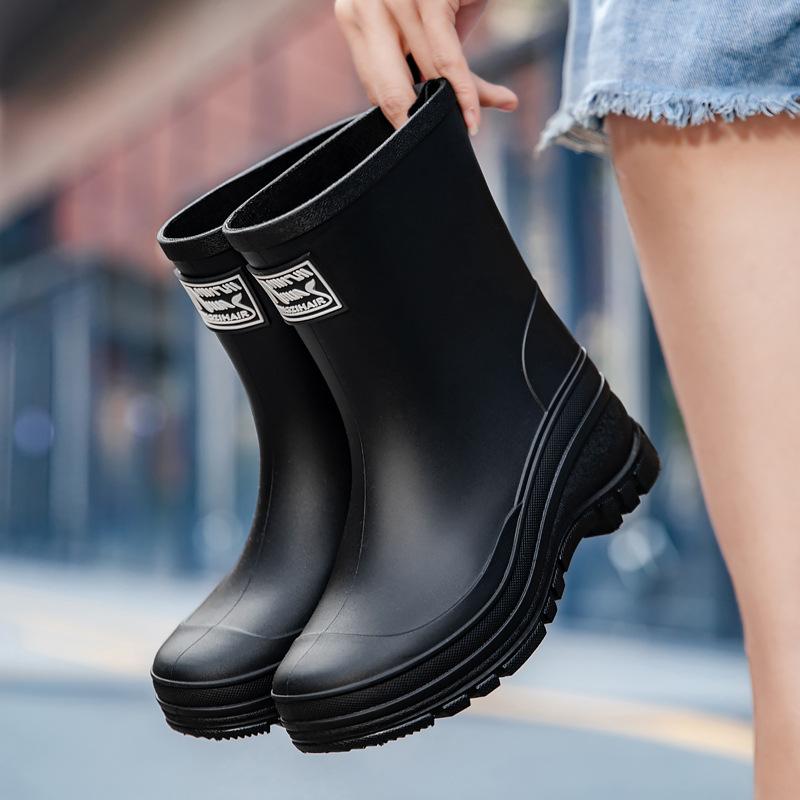 Stylish and simple high school rain boots women s waterproof and non-slip water boots wear-resistant outer shoes kitchen work sleeve women s shoes 36 чорний
Stylish and simple high school rain boots women s waterproof and non-slip water boots wear-resistant outer shoes kitchen work sleeve women s shoes 36 чорний