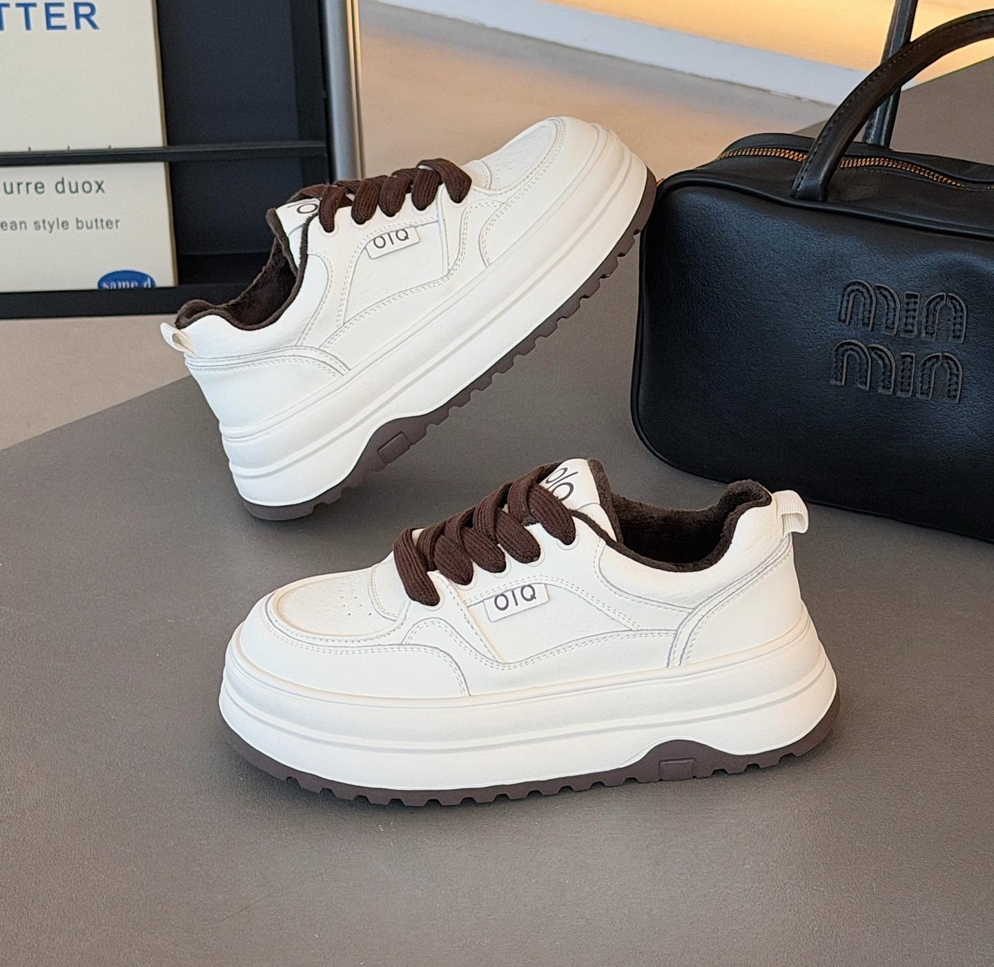 Winter new retro casual thick-soled leather little white shoes women s round head versatile velvet lace-up sports board shoes 40
Winter new retro casual thick-soled leather little white shoes women s round head versatile velvet lace-up sports board shoes 40