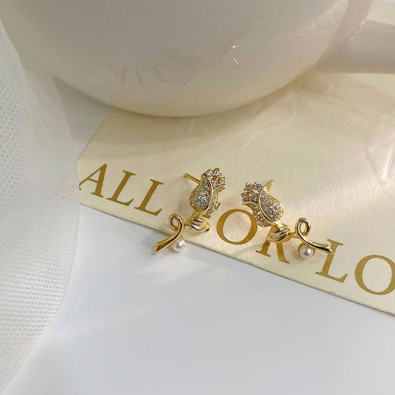 Легкие роскошные французские ретро-серьги с бриллиантами и жемчугом в виде тюльпана, элегантные и нежные цветы
Легкие роскошные французские ретро-серьги с бриллиантами и жемчугом в виде тюльпана, элегантные и нежные цветы