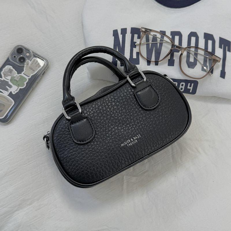 Portable bowling bag women s new summer high-end small square bag versatile shoulder messenger bag
Portable bowling bag women s new summer high-end small square bag versatile shoulder messenger bag