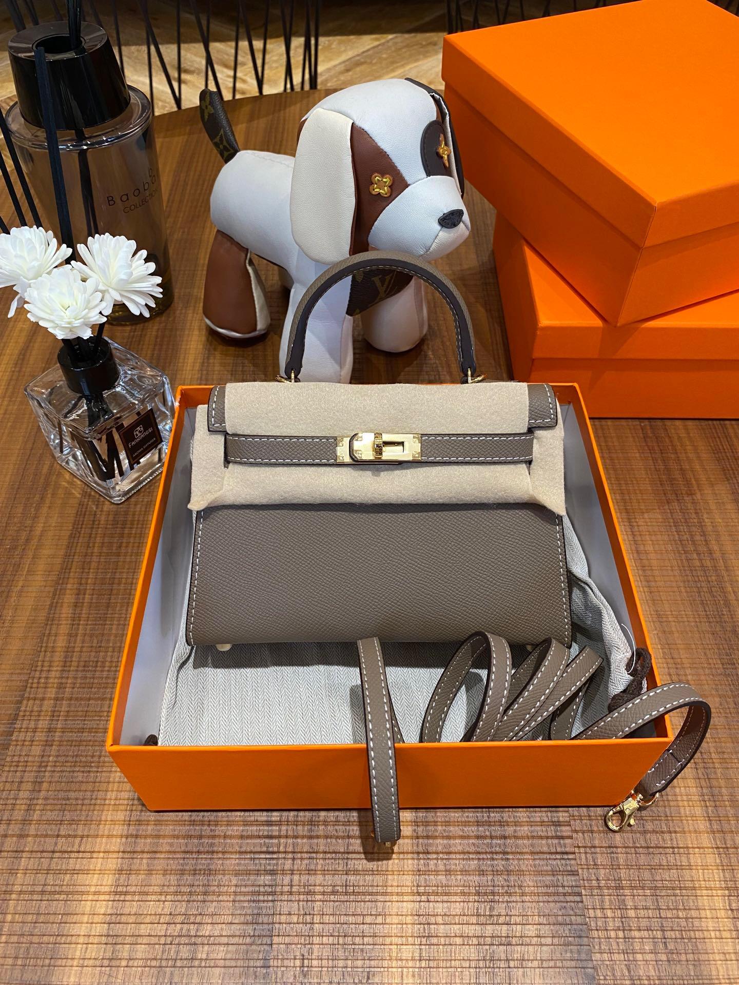 Модна жіноча шкіряна міні-сумка Epsom другого покоління через плече та поштову сумку 19cm
Модна жіноча шкіряна міні-сумка Epsom другого покоління через плече та поштову сумку 19cm