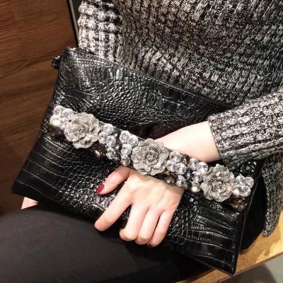 Women s High-end European and American Retro Crocodile Pattern Single Shoulder Small Square Bag with Diamond Inlaid Flower Chain Crossbody Bag чорний
Women s High-end European and American Retro Crocodile Pattern Single Shoulder Small Square Bag with Diamond Inlaid Flower Chain Crossbody Bag чорний
