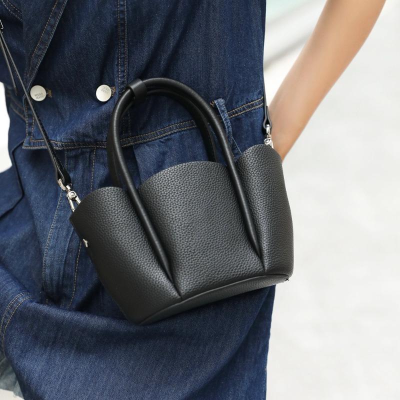 Новая нишевая сумка-мессенджер на одно плечо в форме лепестка, из коровьей кожи с узором личи, портативная сумка-ведро для ручной носки. чёрный