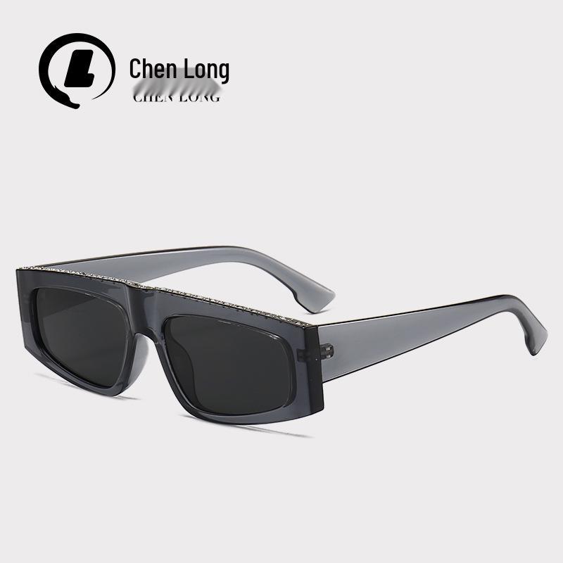 Нишевые панк 8227 женские цельные солнцезащитные очки с инкрустацией бриллиантами в уличном стиле Xiaohongshu.
Нишевые панк 8227 женские цельные солнцезащитные очки с инкрустацией бриллиантами в уличном стиле Xiaohongshu.