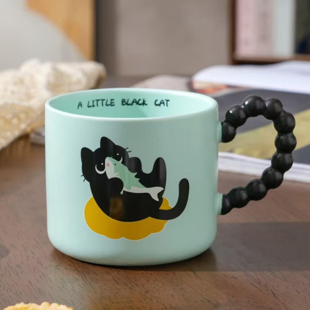 Милая кружка с мультяшным черным котенком, керамическая, в подарок, сувенир, милая кружка с животным, офисная кофейная кружка 301-400ml
Милая кружка с мультяшным черным котенком, керамическая, в подарок, сувенир, милая кружка с животным, офисная кофейная кружка 301-400ml