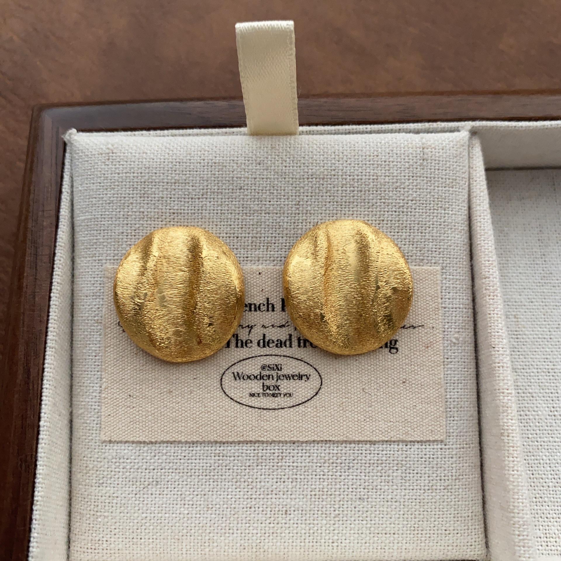 Round metal grainy texture stud earrings, earrings, simple and advanced sense, light luxury and retro, unique cold wind earrings, women
Round metal grainy texture stud earrings, earrings, simple and advanced sense, light luxury and retro, unique cold wind earrings, women