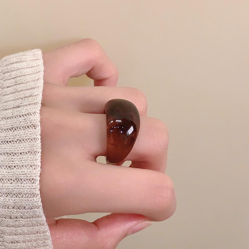 Vintage Brown Resin Wide Rings for Women Men 2025 New Trendy Geometric Chunky Personality Finger Rings Party Zircon Accessories
Vintage Brown Resin Wide Rings for Women Men 2025 New Trendy Geometric Chunky Personality Finger Rings Party Zircon Accessories