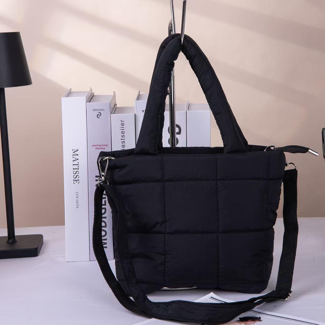 Велика стьобана косметична сумка на плече - Повсякденна, для подорожей та щоденного використання 30*10*20 чорний
Велика стьобана косметична сумка на плече - Повсякденна, для подорожей та щоденного використання 30*10*20 чорний