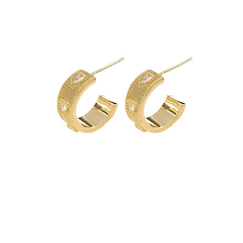 Mosquito coil disc earclips, retro love zircon metal earrings, C rings, light luxury and versatile, high-end sense, exquisite and simple earrings.
Mosquito coil disc earclips, retro love zircon metal earrings, C rings, light luxury and versatile, high-end sense, exquisite and simple earrings.