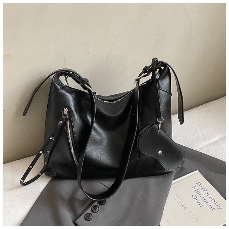 Large Capacity Retro Commuting Tote Bag, Autumn and Winter New Style, High-end, Fashionable and Versatile, Single Shoulder Crossbody Bag чёрный
Large Capacity Retro Commuting Tote Bag, Autumn and Winter New Style, High-end, Fashionable and Versatile, Single Shoulder Crossbody Bag чёрный