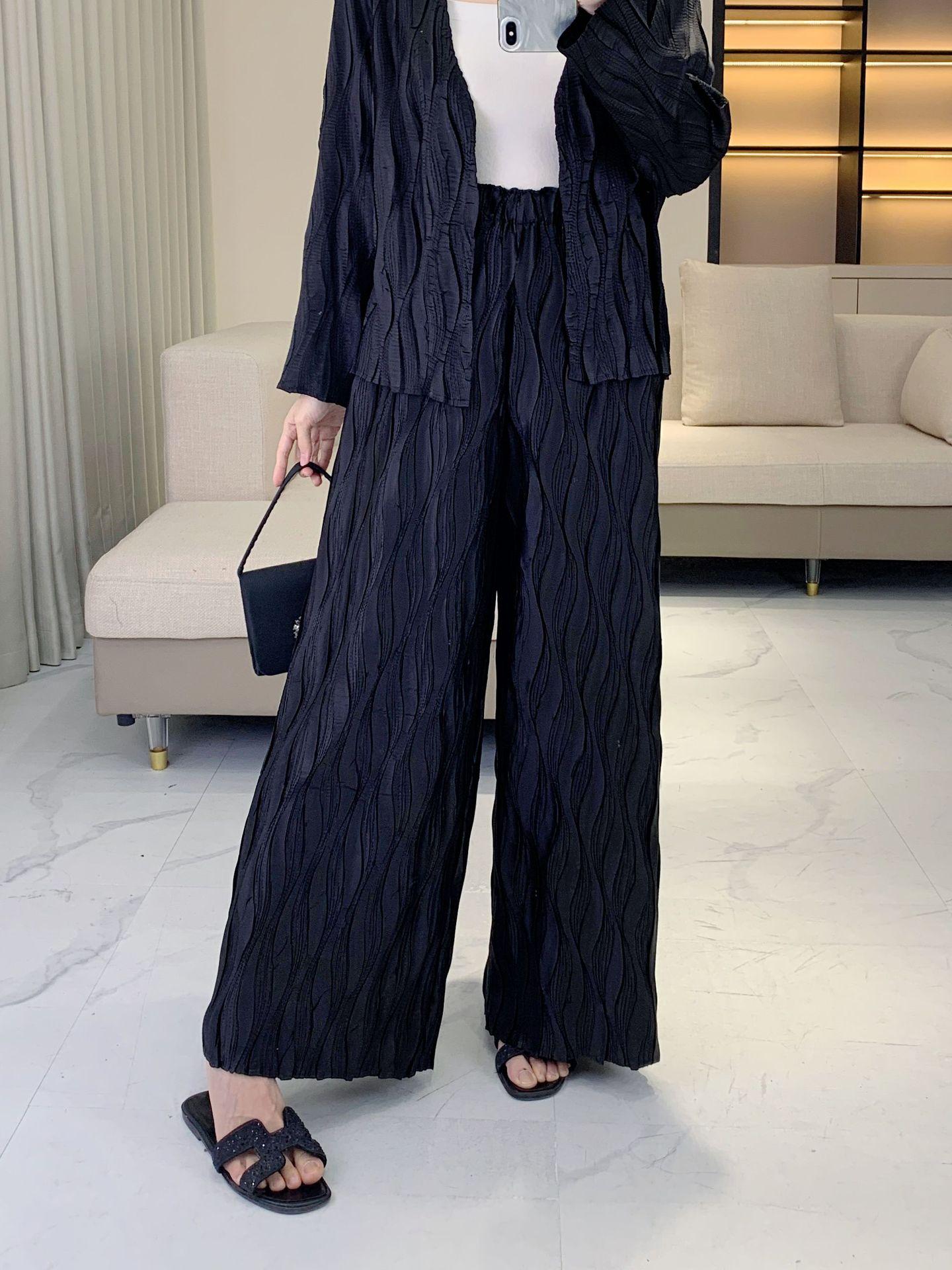 Женский модный плиссированный костюм-двойка высокого класса: Повседневная куртка и брюки широкого кроя One Size (45-75 kg)
Женский модный плиссированный костюм-двойка высокого класса: Повседневная куртка и брюки широкого кроя One Size (45-75 kg)