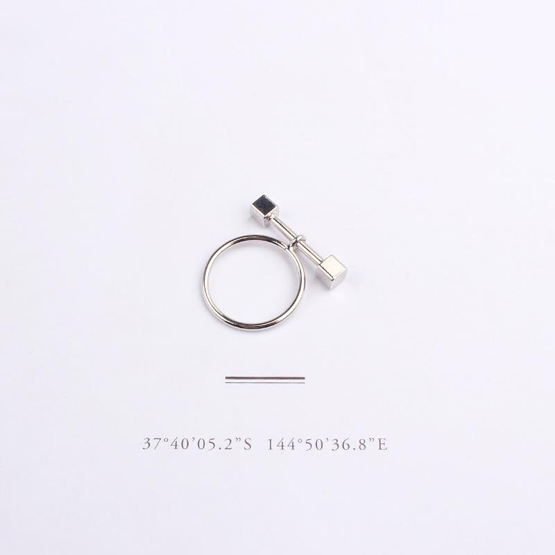 New accessories, Japanese and Korean personality versatile simple alloy dumbbell ring, simple popular fashion ring One size fits all срібний
New accessories, Japanese and Korean personality versatile simple alloy dumbbell ring, simple popular fashion ring One size fits all срібний