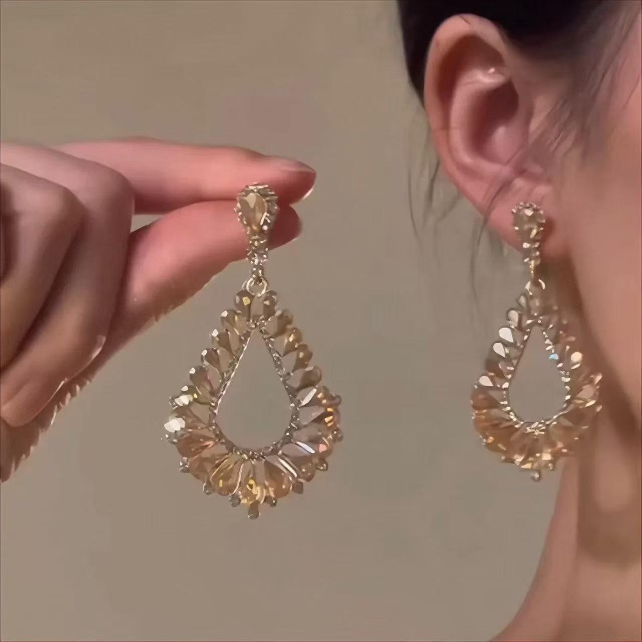 Thousand gold feeling hollow flash diamond stud earrings women s light luxury niche high-end earrings unique design earrings exaggerated earrings
Thousand gold feeling hollow flash diamond stud earrings women s light luxury niche high-end earrings unique design earrings exaggerated earrings