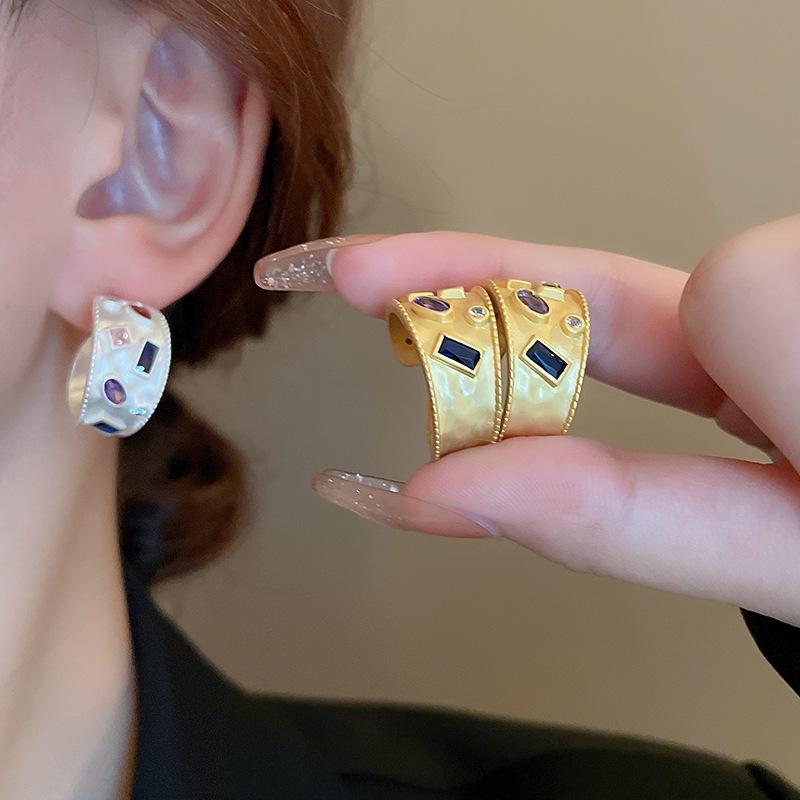 925C-shaped wide-sided stud earrings retro niche versatile earrings light luxury high-end earrings
925C-shaped wide-sided stud earrings retro niche versatile earrings light luxury high-end earrings