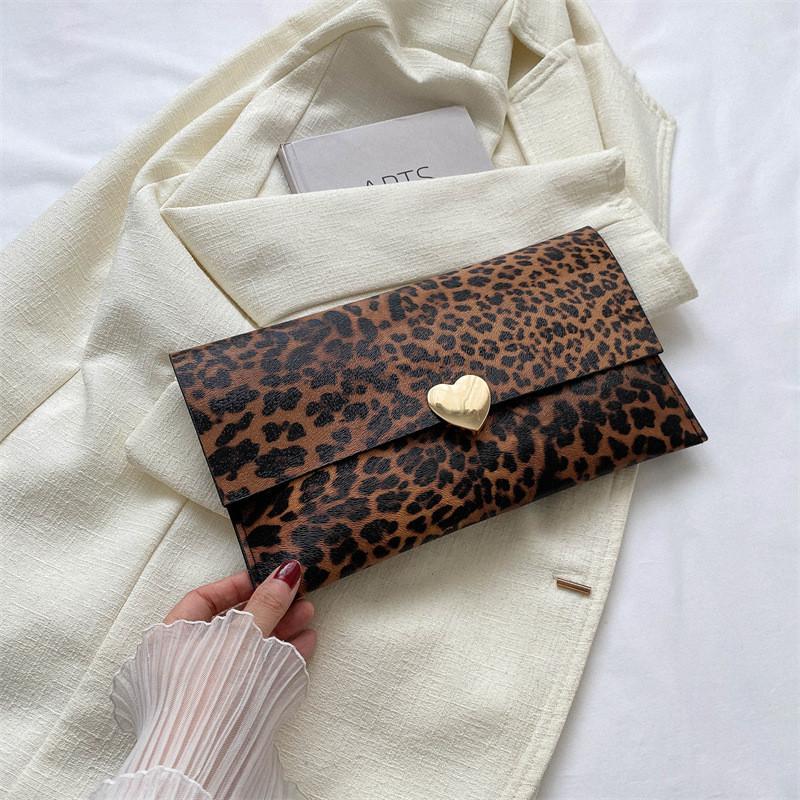 Стильный клатч-конверт для женщин с молочной текстурой, с принтом зебры или леопарда, идеально подходит для летних прогулок Leopard Print
Стильный клатч-конверт для женщин с молочной текстурой, с принтом зебры или леопарда, идеально подходит для летних прогулок Leopard Print