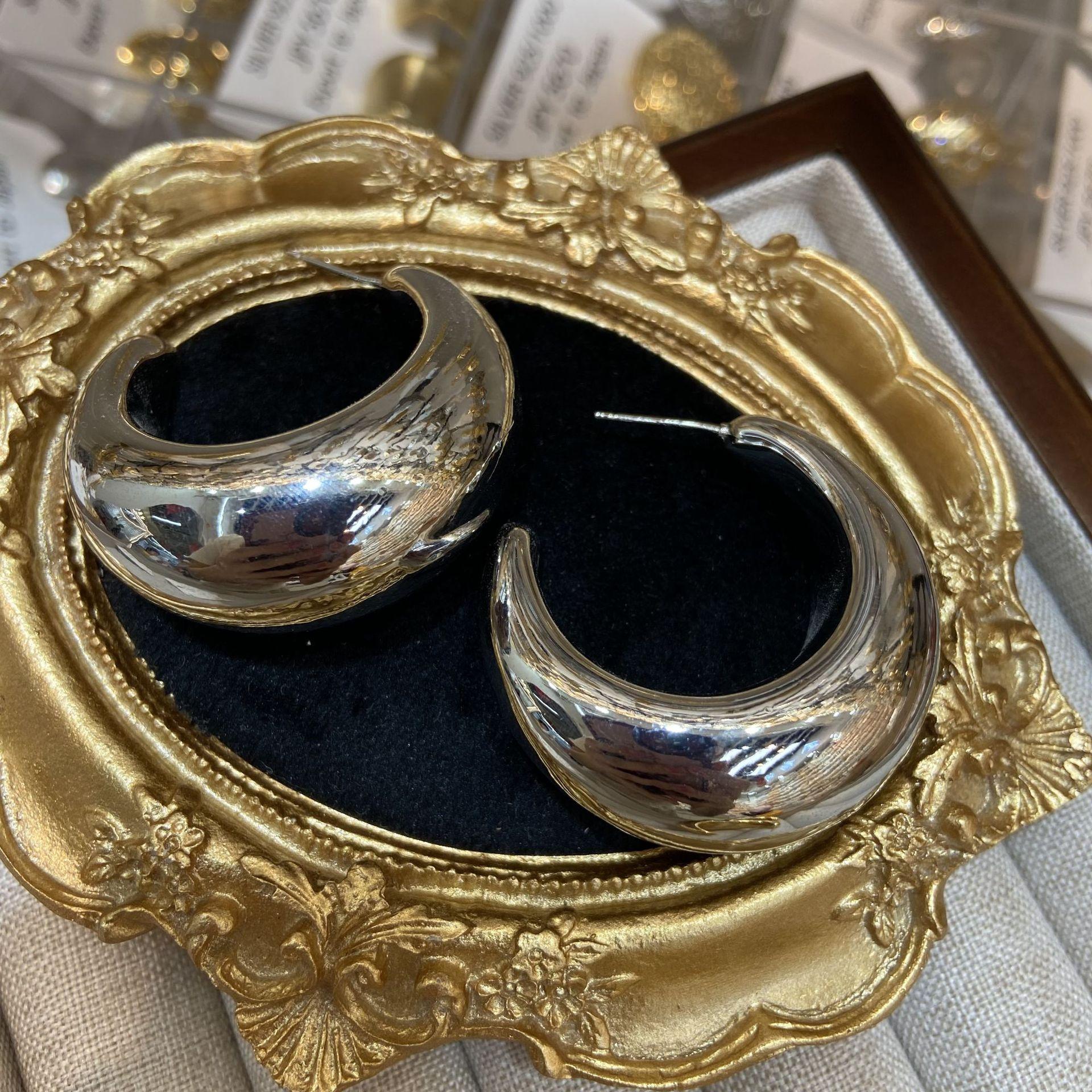 Simple Earrings Fashion Internet Celebrity Crescent Hollow Earrings Cold Wind Texture Semicircular Moon Earrings
Simple Earrings Fashion Internet Celebrity Crescent Hollow Earrings Cold Wind Texture Semicircular Moon Earrings
