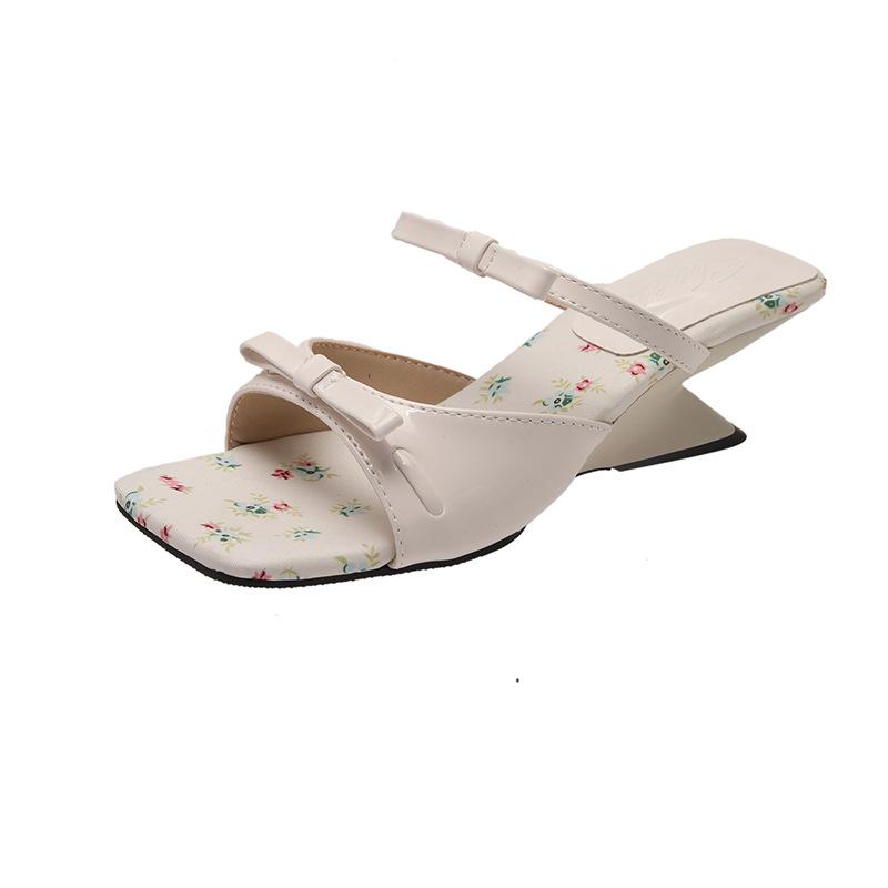 Сандалии на танкетке женские новая летняя обувь одно слово с крутыми шлепанцами с юбкой красивые высокие каблуки 40 бежевый
Сандалии на танкетке женские новая летняя обувь одно слово с крутыми шлепанцами с юбкой красивые высокие каблуки 40 бежевый