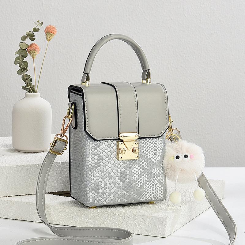 Crossbody bag, mobile phone bag, women s hand bag, snake pattern small bag, women s bag. 13*7*17
Crossbody bag, mobile phone bag, women s hand bag, snake pattern small bag, women s bag. 13*7*17